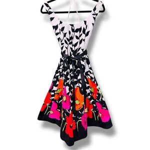 Jessica H- Black and White Leaf and Floral Print Sleeveless A Dress. Size 12